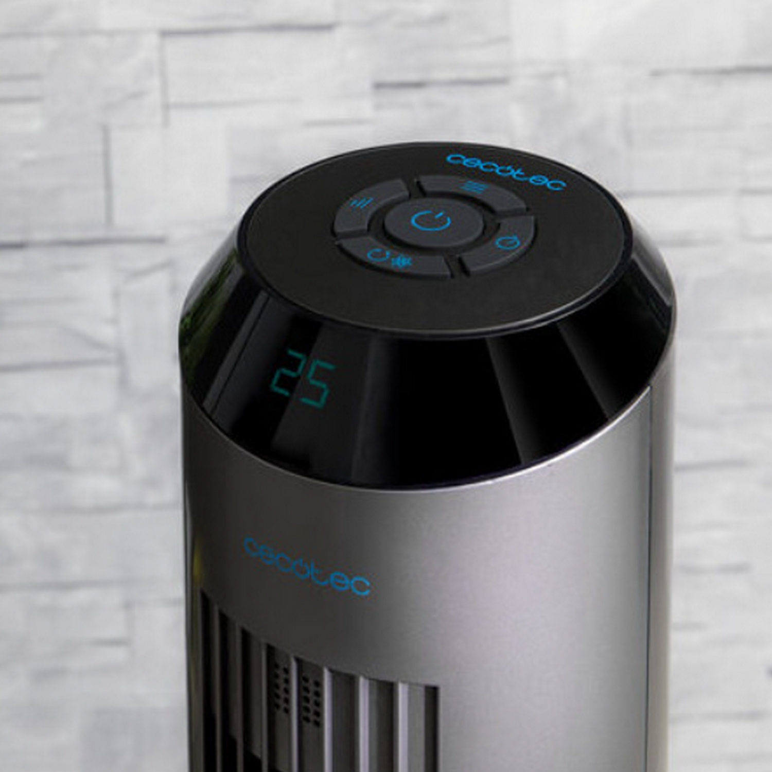 Ventilador Cecotec negro y plateado. Pantalla digital muestra 25. Botones arriba.
