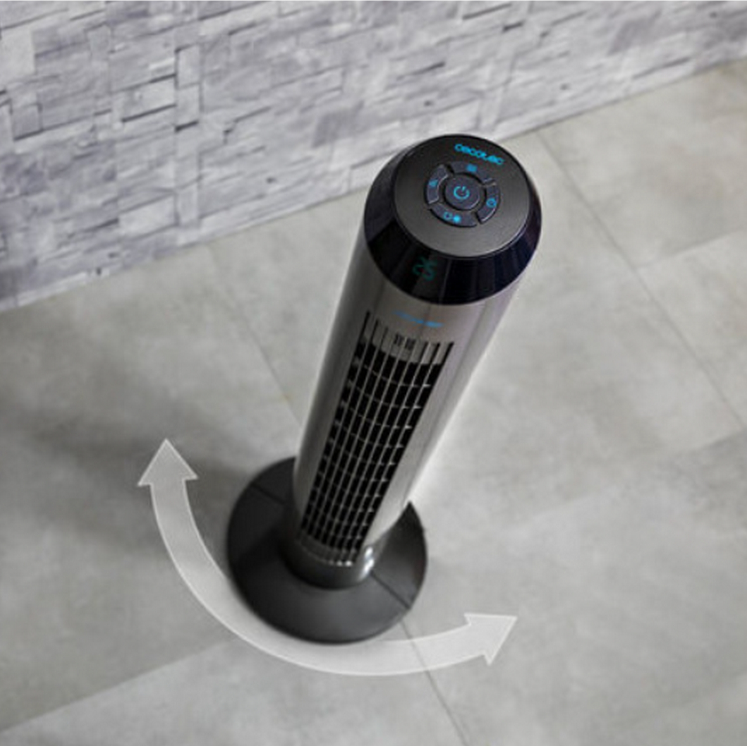 Ventilador de torre en el suelo, gris metálico con detalles negros, con flechas indicando rotación.