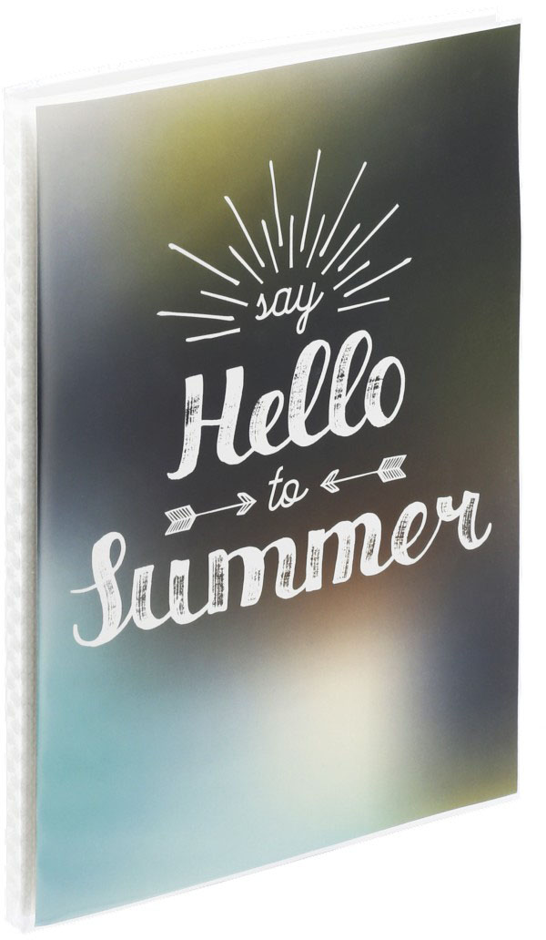 Egy jegyzetfüzet borítója kék és fekete elmosódott háttérrel, és a szöveg: „say Hello to Summer” nyilakkal és napfelkelttel.