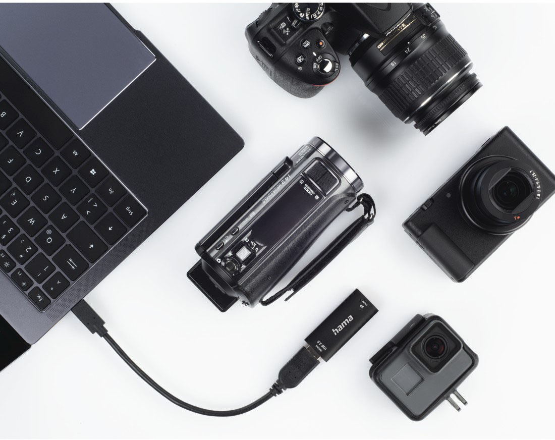 Laptop más eszközökhöz, kamerákhoz és USB-meghajtóhoz csatlakoztatva.