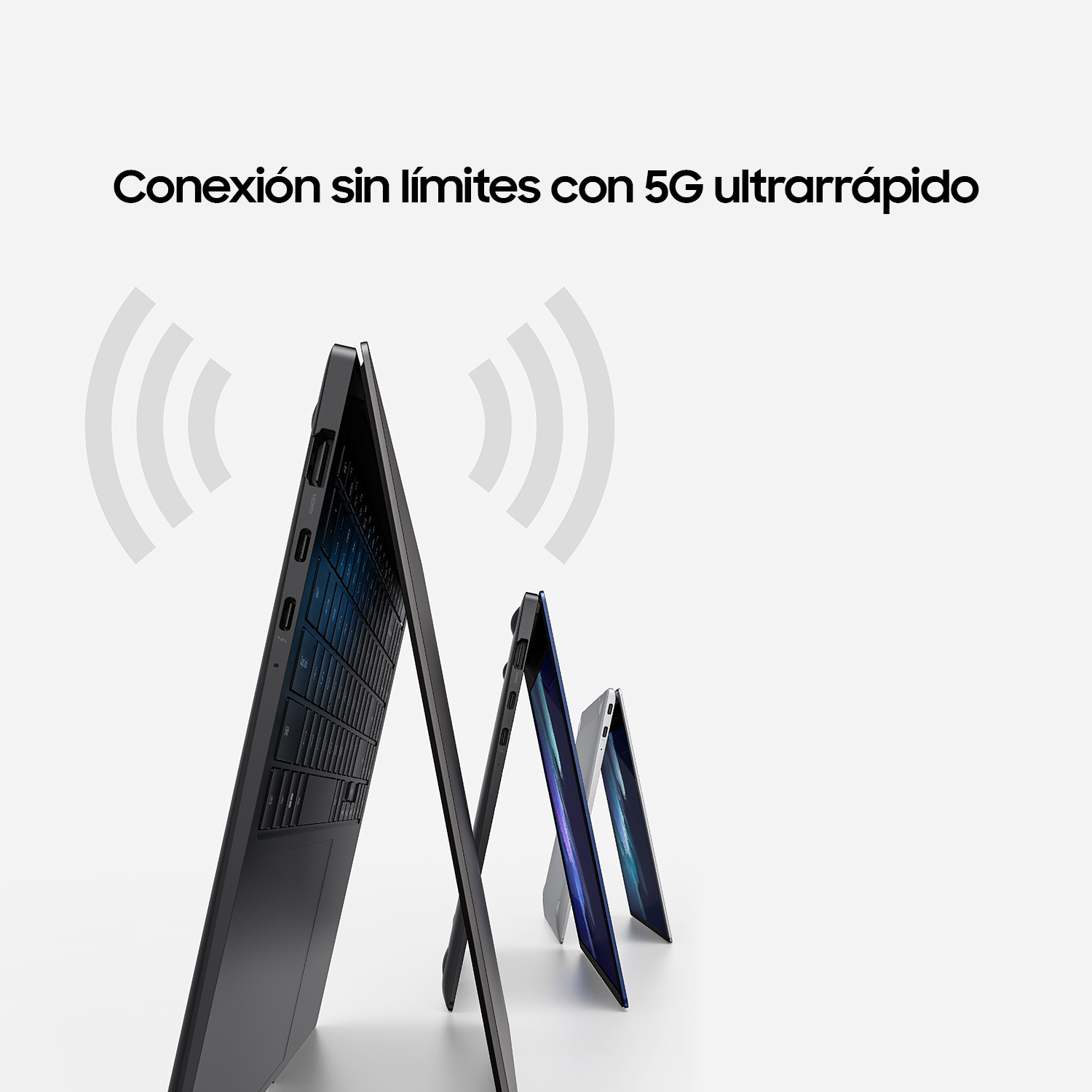 Tres portátiles con una señal wifi arriba, mostrando conectividad 5G.