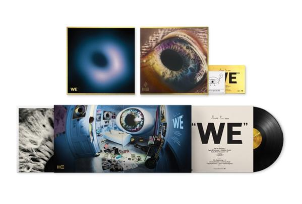 Albumcover mit Bandlogo, Auge und Schallplatte.