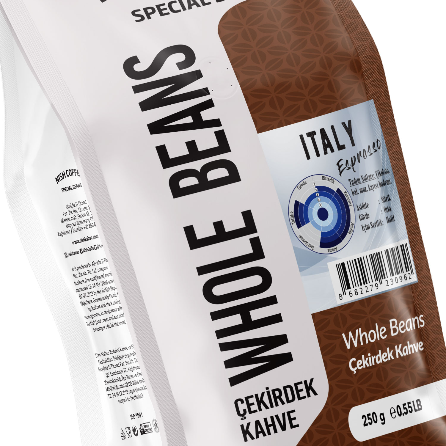 WHOLE BEANS metni ve torba üzerindeki bilgilerle bir kahve çekirdeği poşetinin yakından görünümü.
