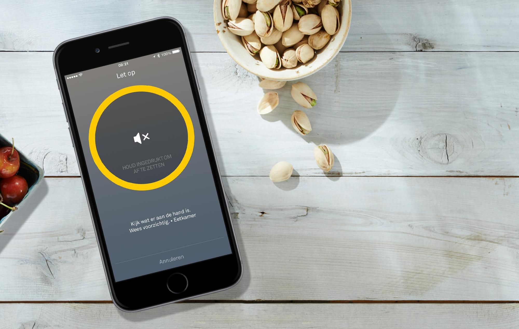 Smartphone met scherm met een gele cirkel met een luidsprekerpictogram.