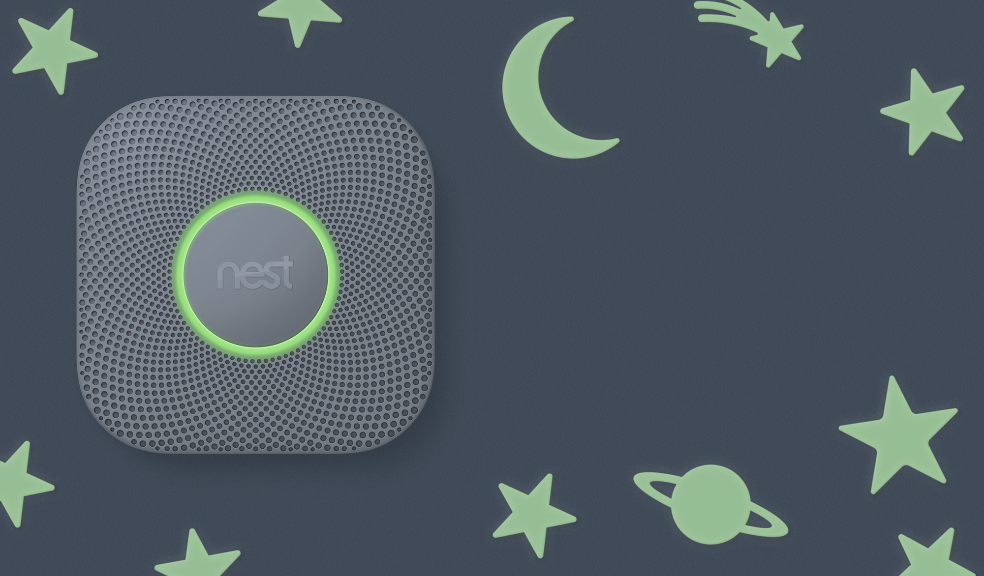 Een grijze Nest rookmelder met een groen licht, omringd door groene sterren, een maan en een planeet op een donkere achtergrond.