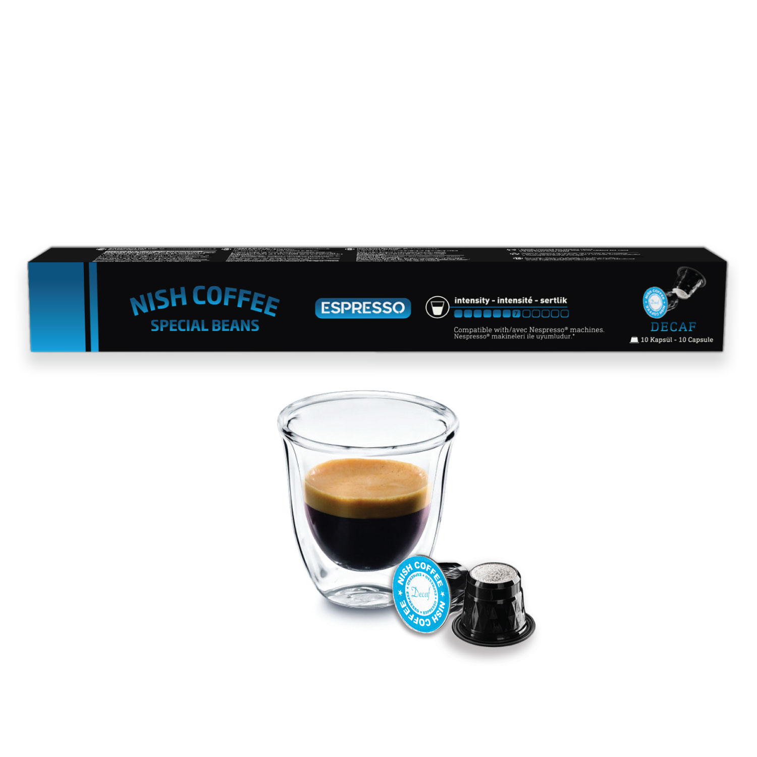 Kahve kapsülleri ve bir bardak espresso. Siyah ve mavi ambalaj. Beyaz zemin.