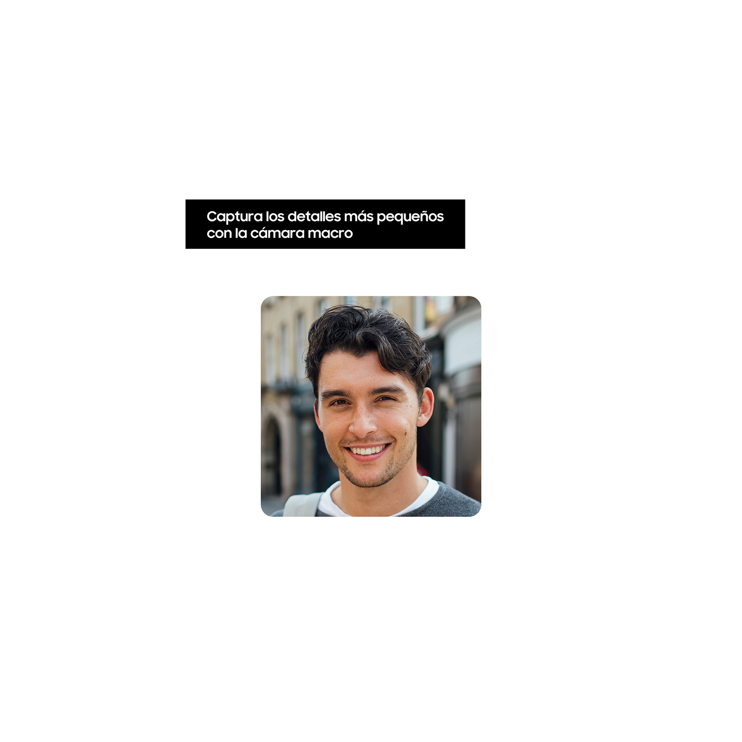 Hombre sonriente con un fondo de ciudad borroso.