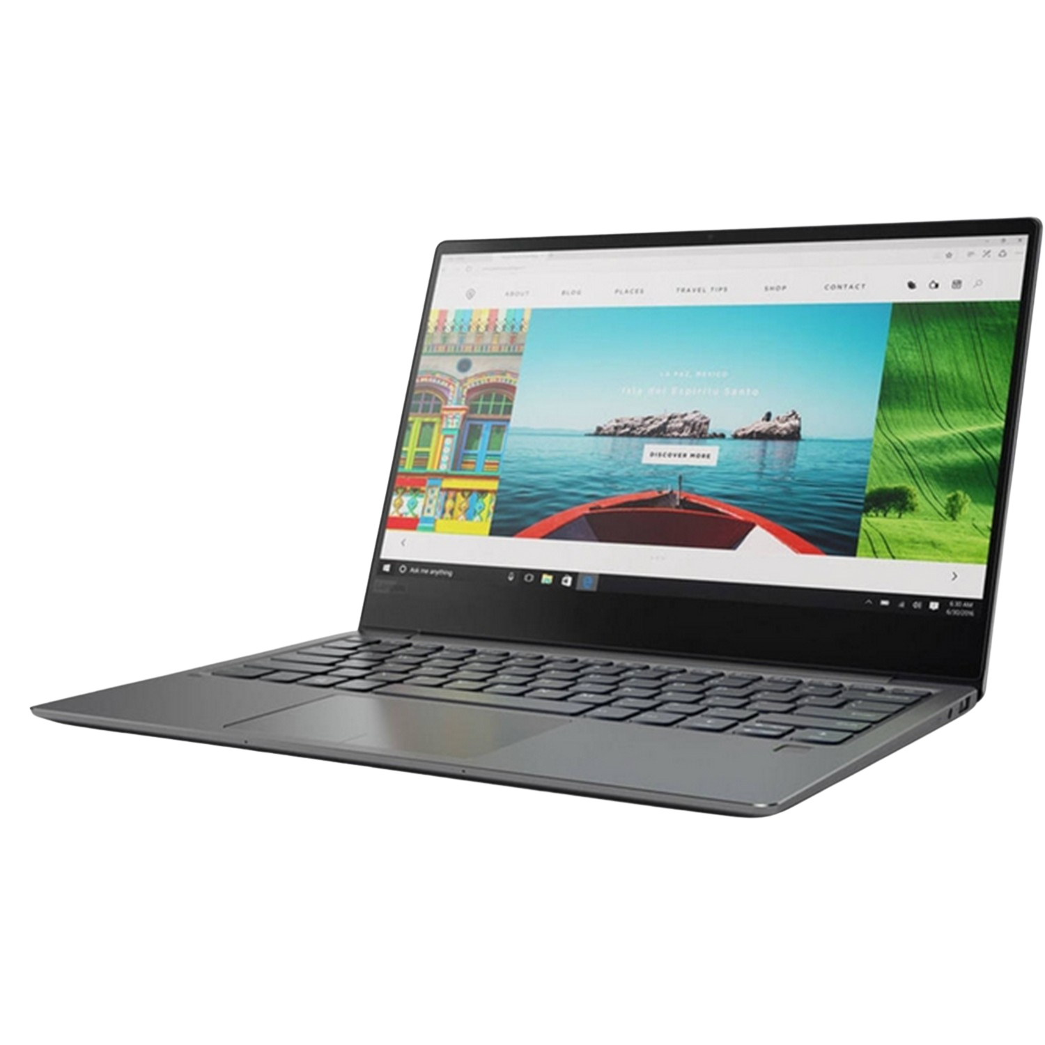 Laptop abierto, muestra sitio web de viajes, bote rojo, campo verde, fondo blanco.