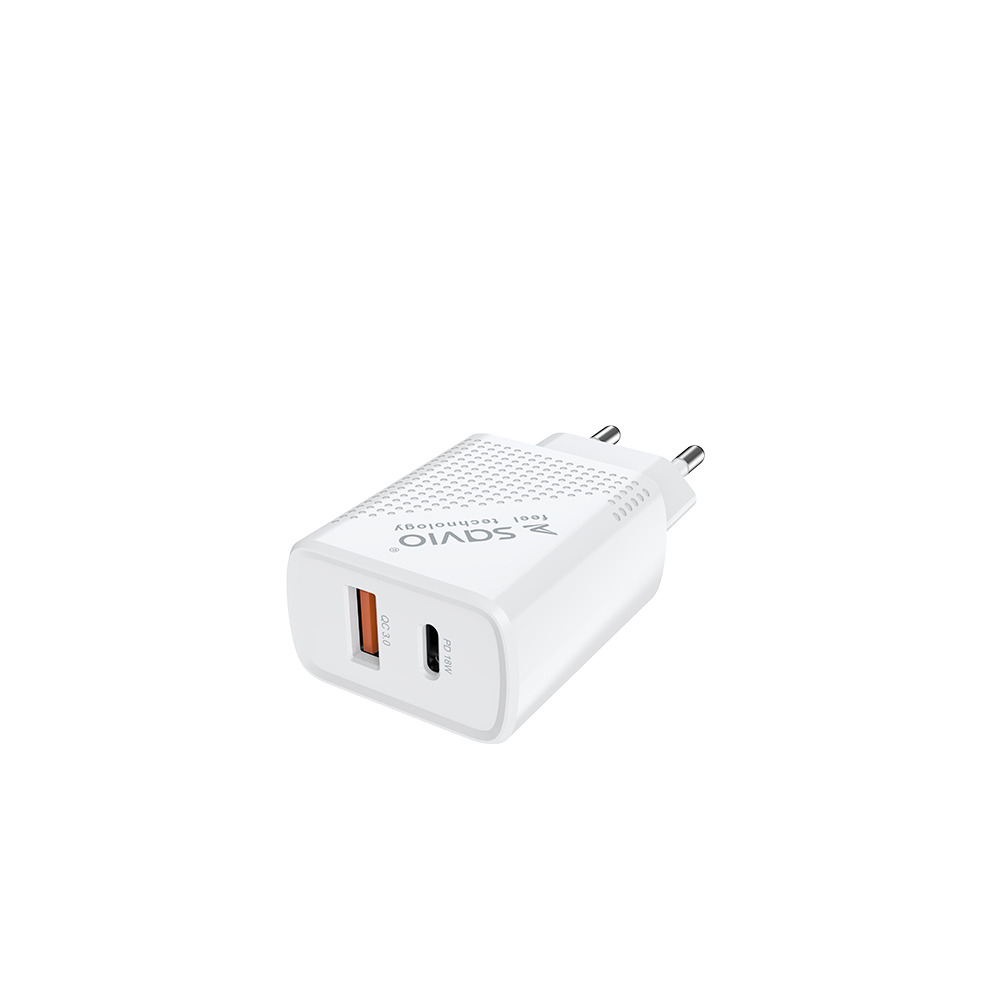 Fehér telefontöltő USB-C porttal és csatlakozókkal, fehér háttéren.