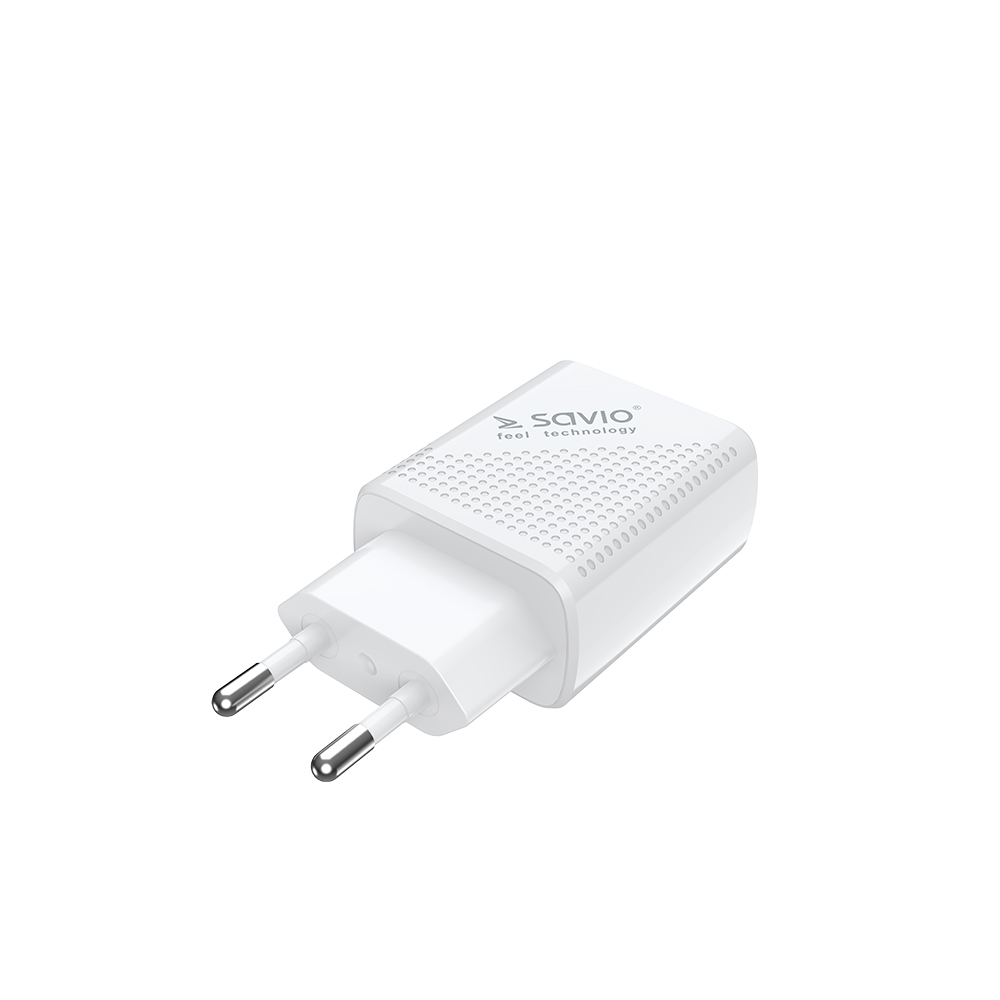 Fehér Savio hálózati adapter, csatlakozókkal, fehér háttéren.