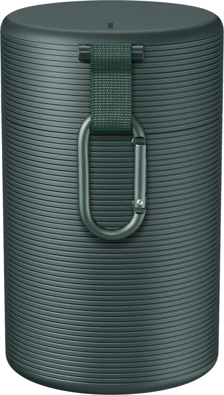 Grüner zylindrischer Behälter mit Griff und Karabinerhaken.