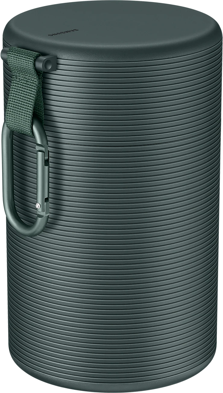 Ein dunkelgrüner zylindrischer Lautsprecher mit Griff und Karabiner.