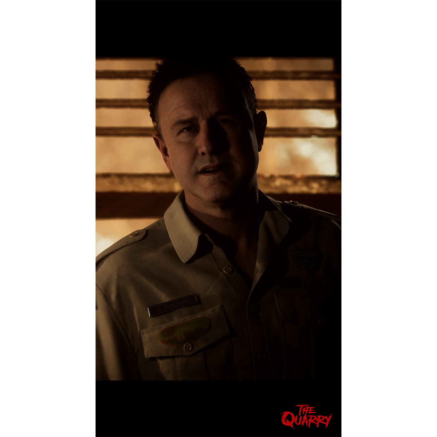 Hombre con uniforme beige, mirando al espectador. Logotipo de The Quarry abajo.