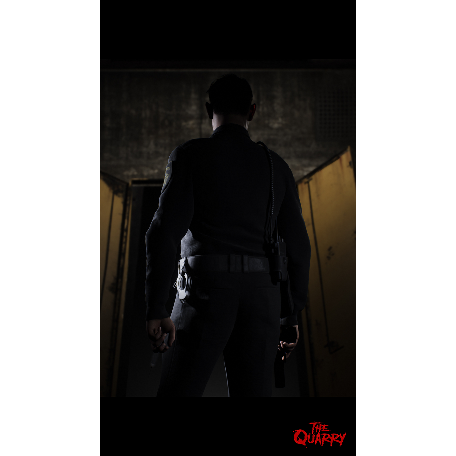 Una persona con un uniforme oscuro está de pie en un pasillo con poca luz.