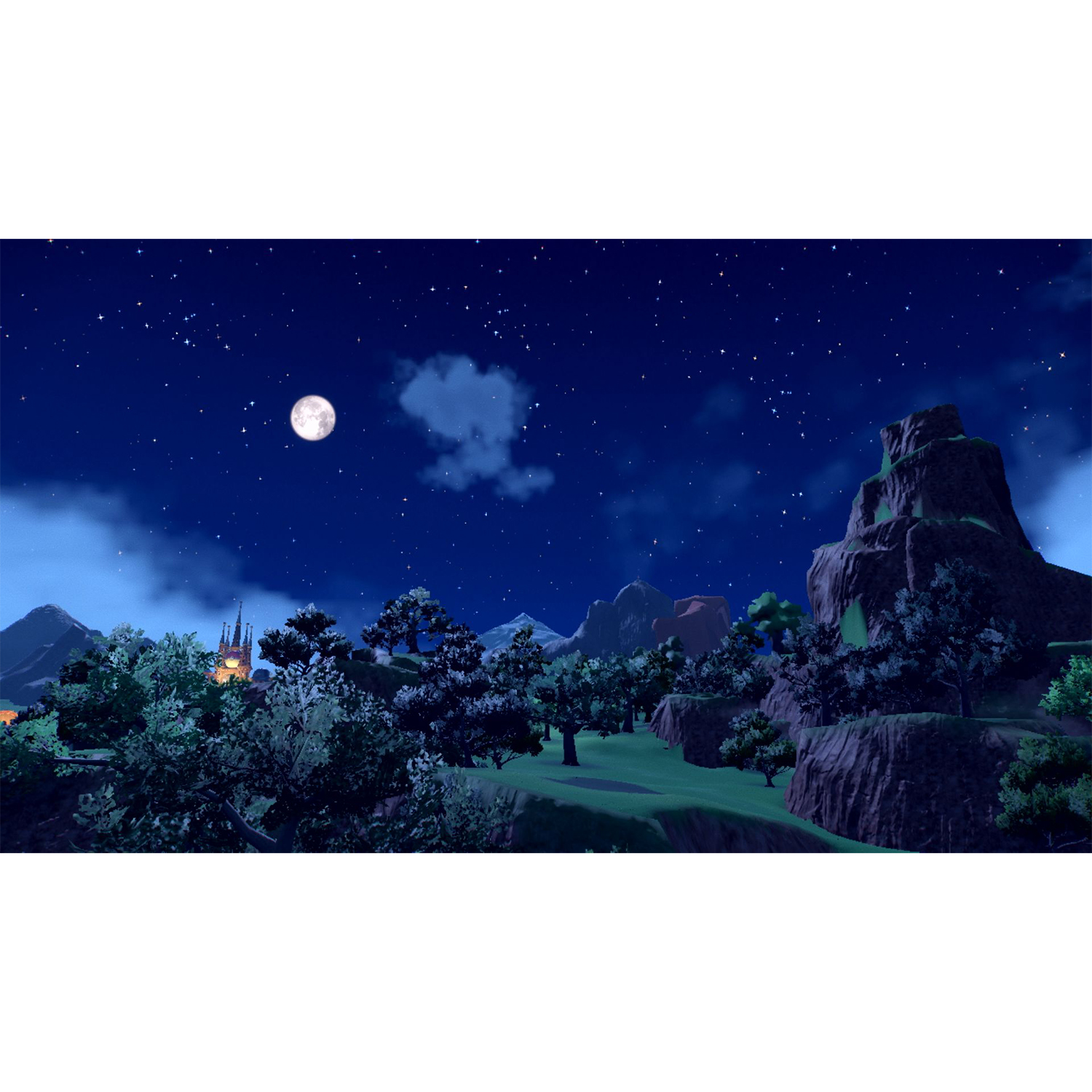 Scena notturna con luna piena, alberi e montagne. Il cielo è blu scuro con stelle.
