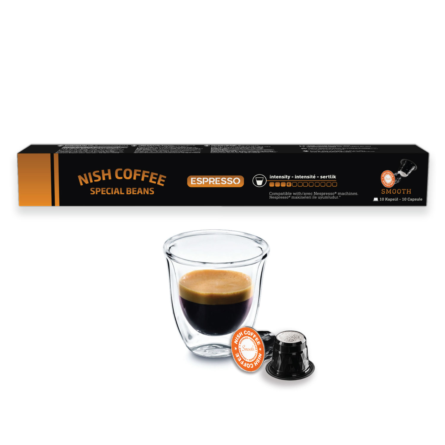 Kahve kapsülleri ve bir bardak espresso. Arka planda ambalaj.