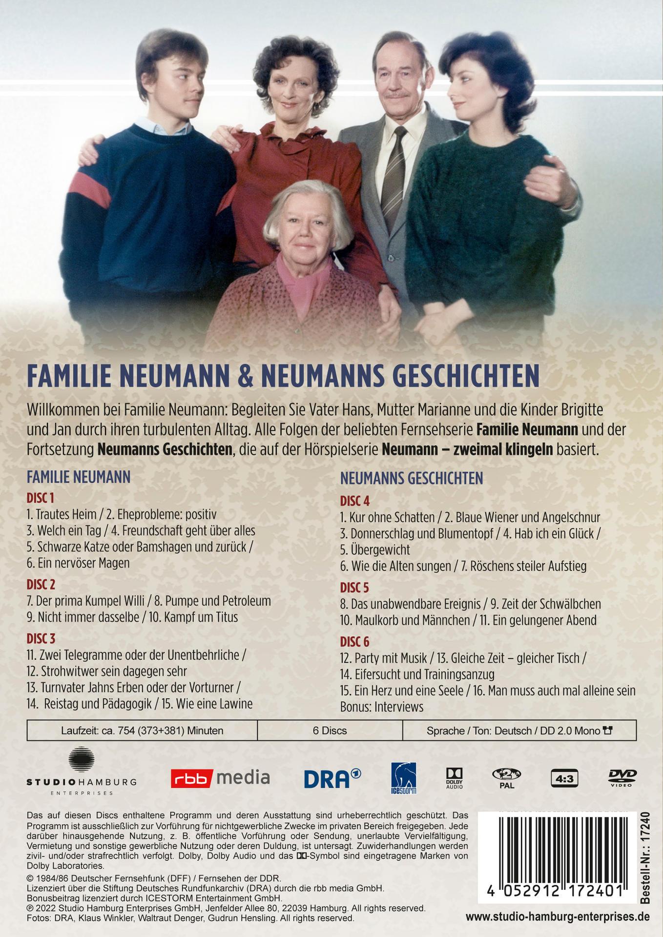 Bild einer Familie. Eine ältere Frau sitzt, umgeben von einem Paar und zwei jüngeren Leuten.