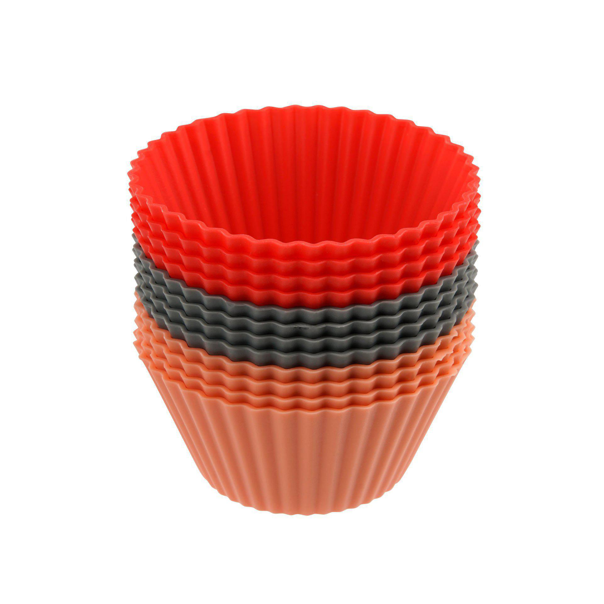 Stapel bunter, geriffelter Silikon-Cupcake-Förmchen in Rot, Grau und Orange. Weißer Hintergrund.