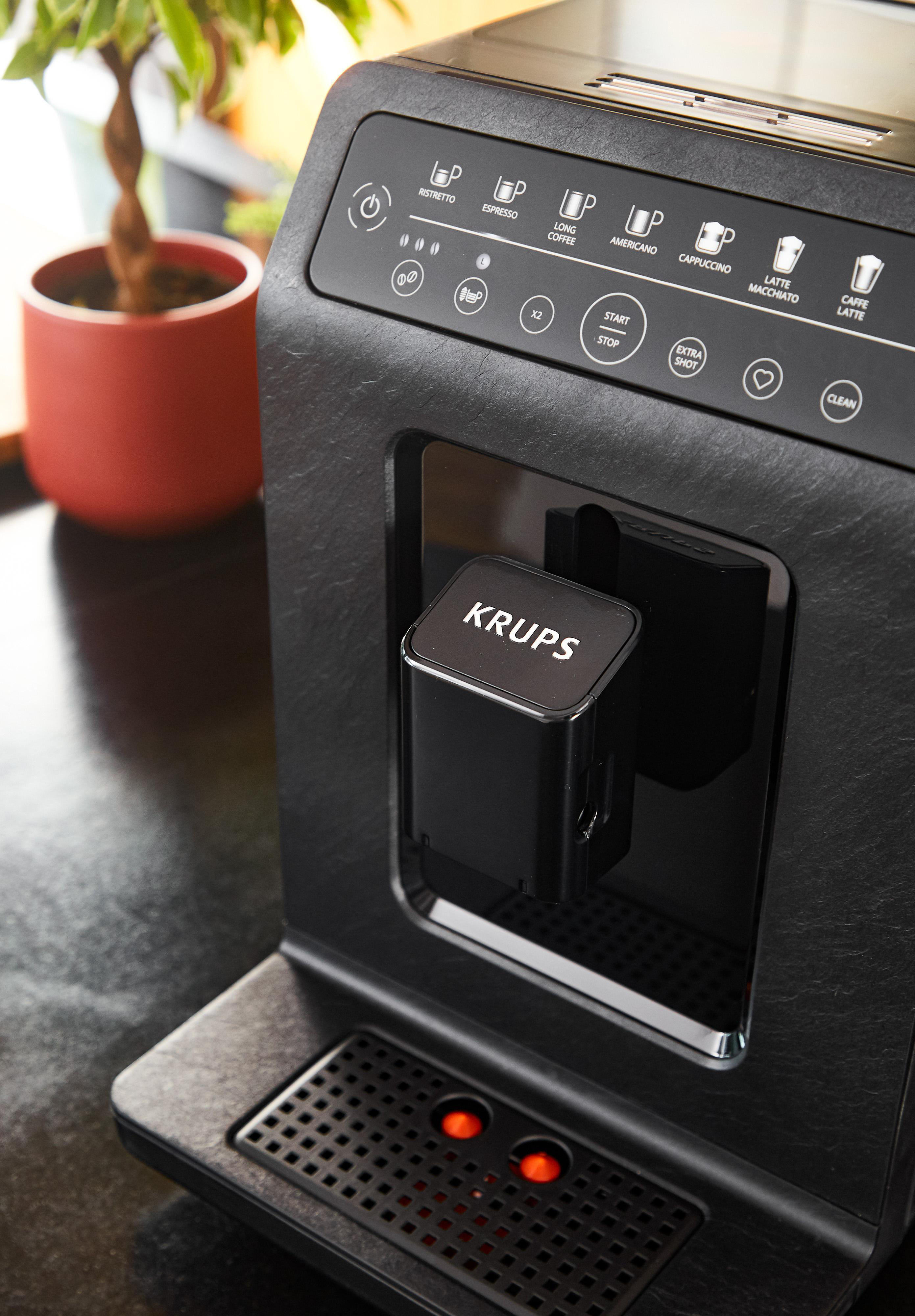 Eine schwarze Kaffeemaschine auf einem Tisch, Nahaufnahme.