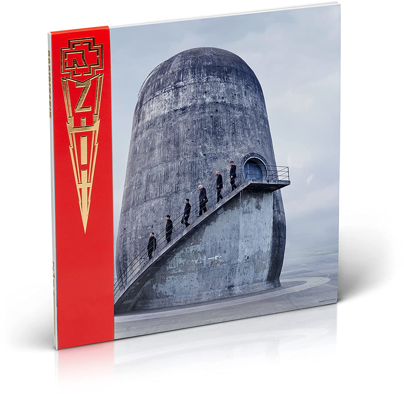 A Rammstein album borítója. Férfiak egy építményen, piros logóval.