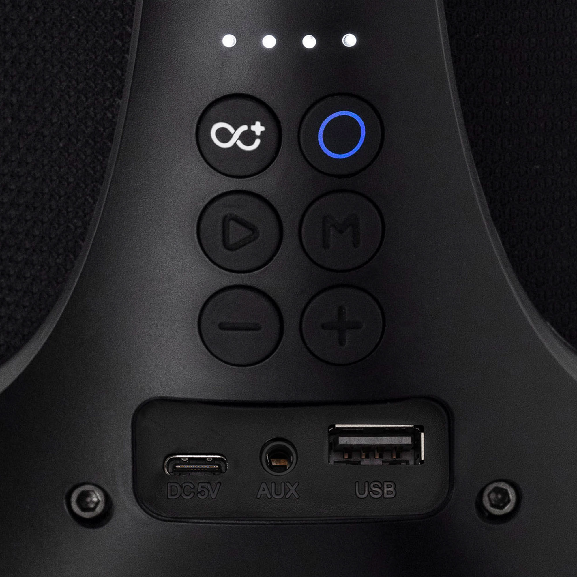 Fekete hangszóró vezérlőpanel gombokkal, portokkal és USB csatlakozással.