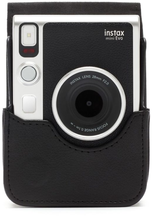 Schwarz-silberne Instax Mini Evo Kamera in einer schwarzen Ledertasche, auf weißem Hintergrund.