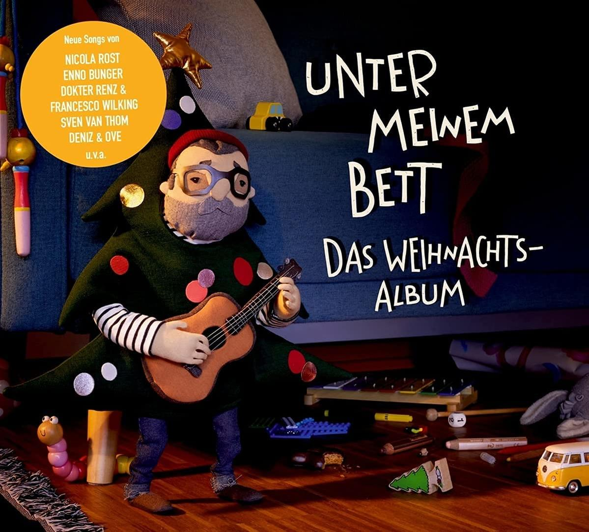 Albumcover. Ein als Weihnachtsbaum verkleideter Mann spielt Ukulele. Text: Unter Meinem Bett.