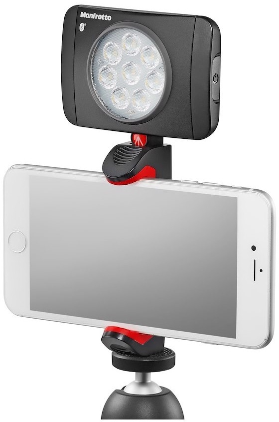 Un téléphone est fixé à une lumière, qui est sur un petit trépied. La lumière est noire.