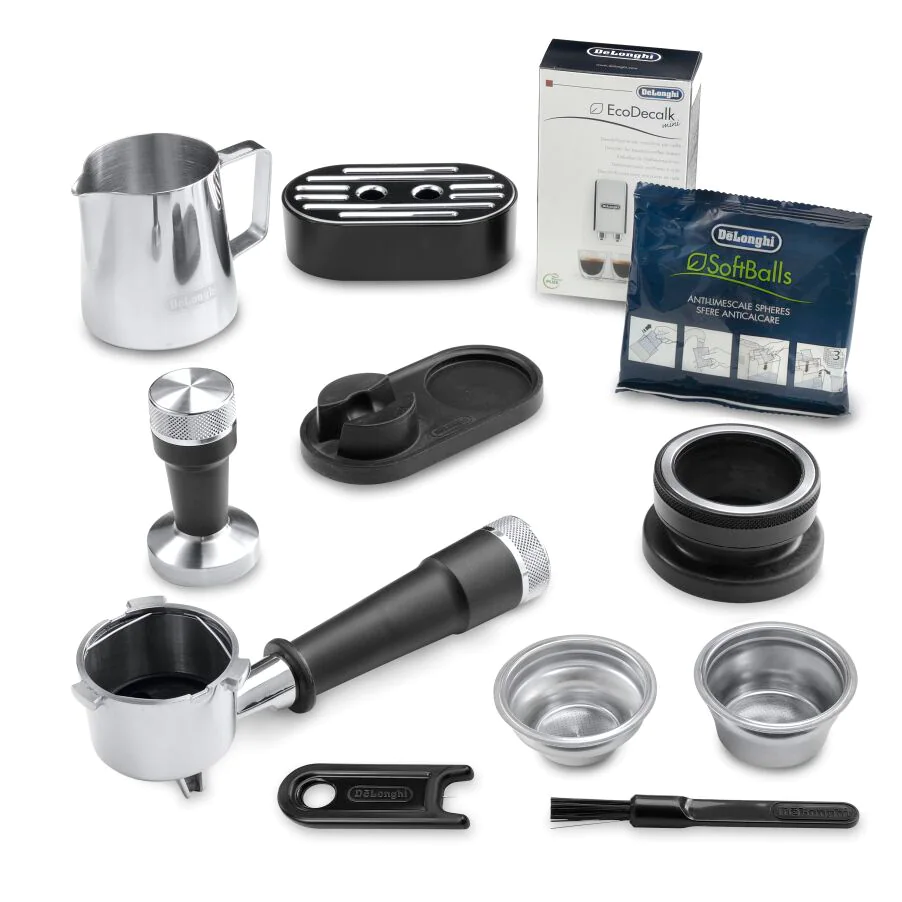 Accessoires de cafetière : pichet, tamper, porte-filtre, paniers filtrants, produit détartrant et une brosse.