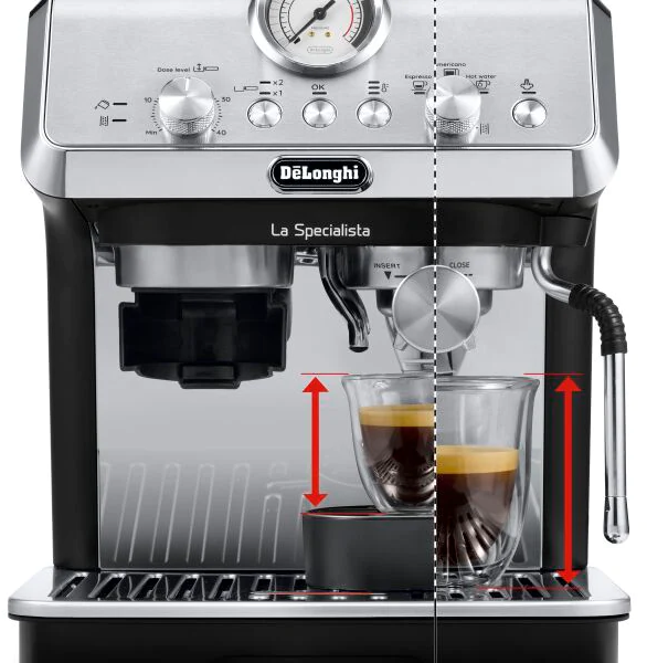 Machine à expresso avec deux verres. La machine est noire et argentée. Des flèches rouges indiquent la hauteur des tasses.