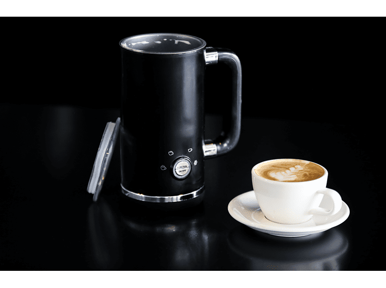 Fekete tejhabosító fogantyúval és latte art csészével. A fedő nyitva.
