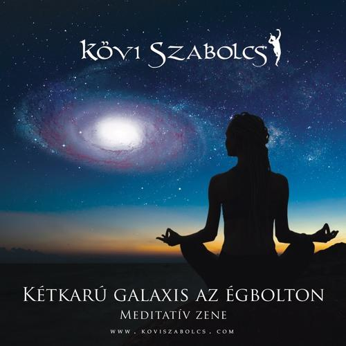 Egy meditáló személy sziluettje galaxis háttérrel és magyar nyelvű szöveggel.