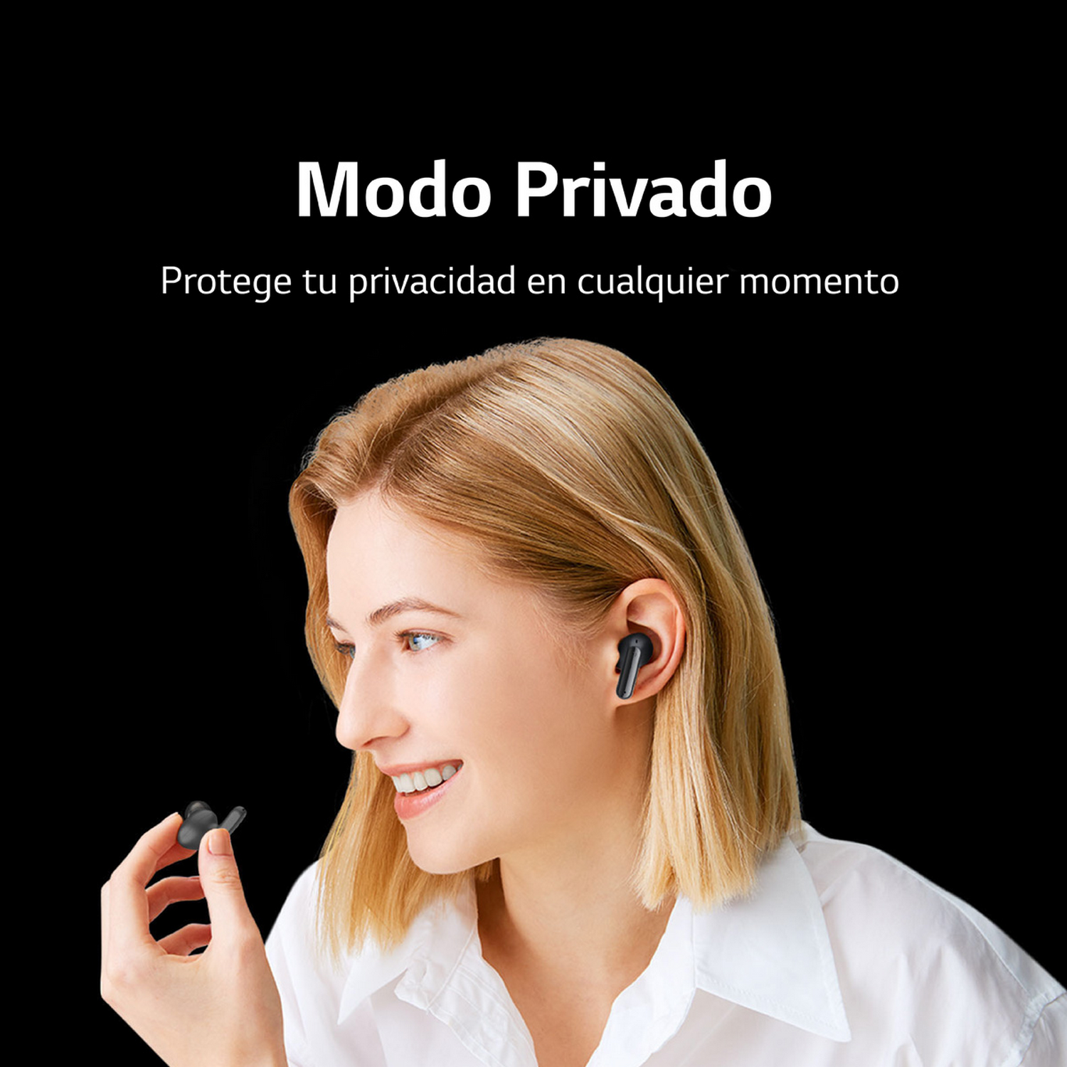 Una mujer con pelo rubio sostiene unos auriculares.