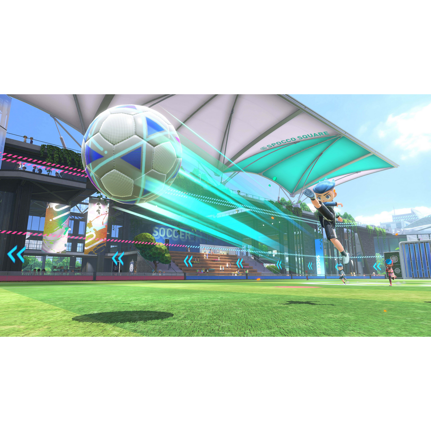 Escena de videojuego de un partido de fútbol. Un jugador chuta un balón hacia la portería con efectos digitales.