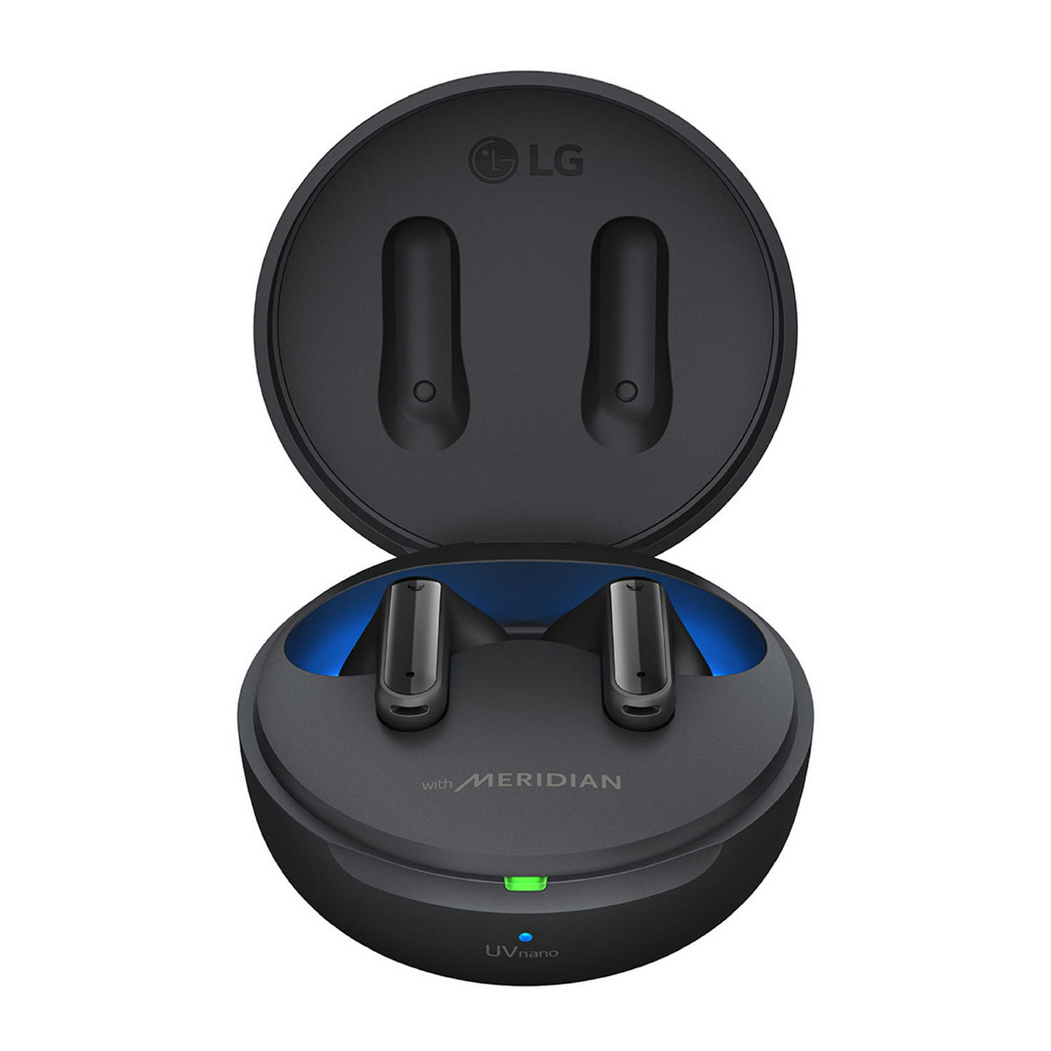 Auriculares inalámbricos negros en un estuche de carga abierto. El estuche está sobre una superficie blanca.
