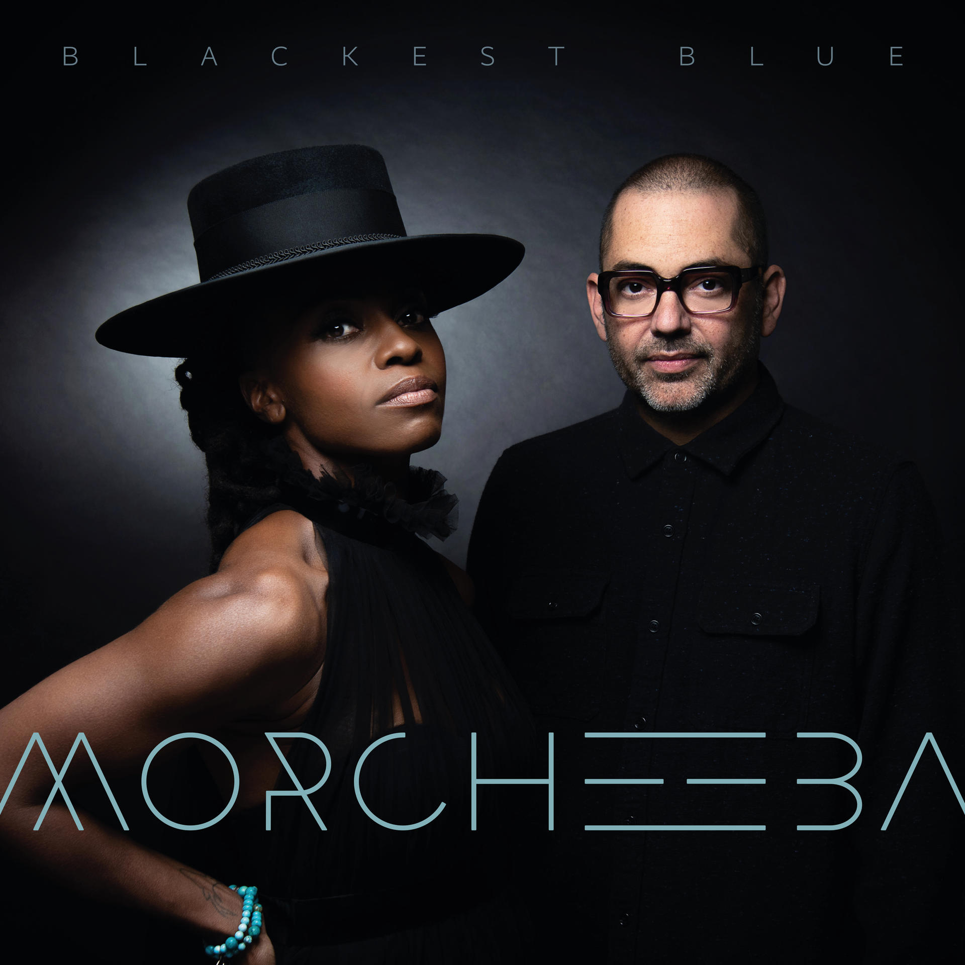 Morcheeba album borító. Két fekete ruhás ember sötét háttér előtt.