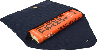 Enveloppe en tissu bleu marine, ouverte avec un livre orange intitulé 'L'art subtil de s'en foutre'.