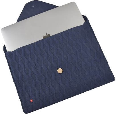 Housse d'ordinateur portable bleue avec un ordinateur portable à l'intérieur. Étoile rouge, bouton.