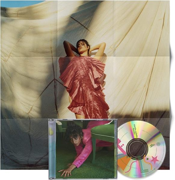 Pack de l'album de Camila Cabello. Comprend une affiche, un CD et une image sur un tapis vert.