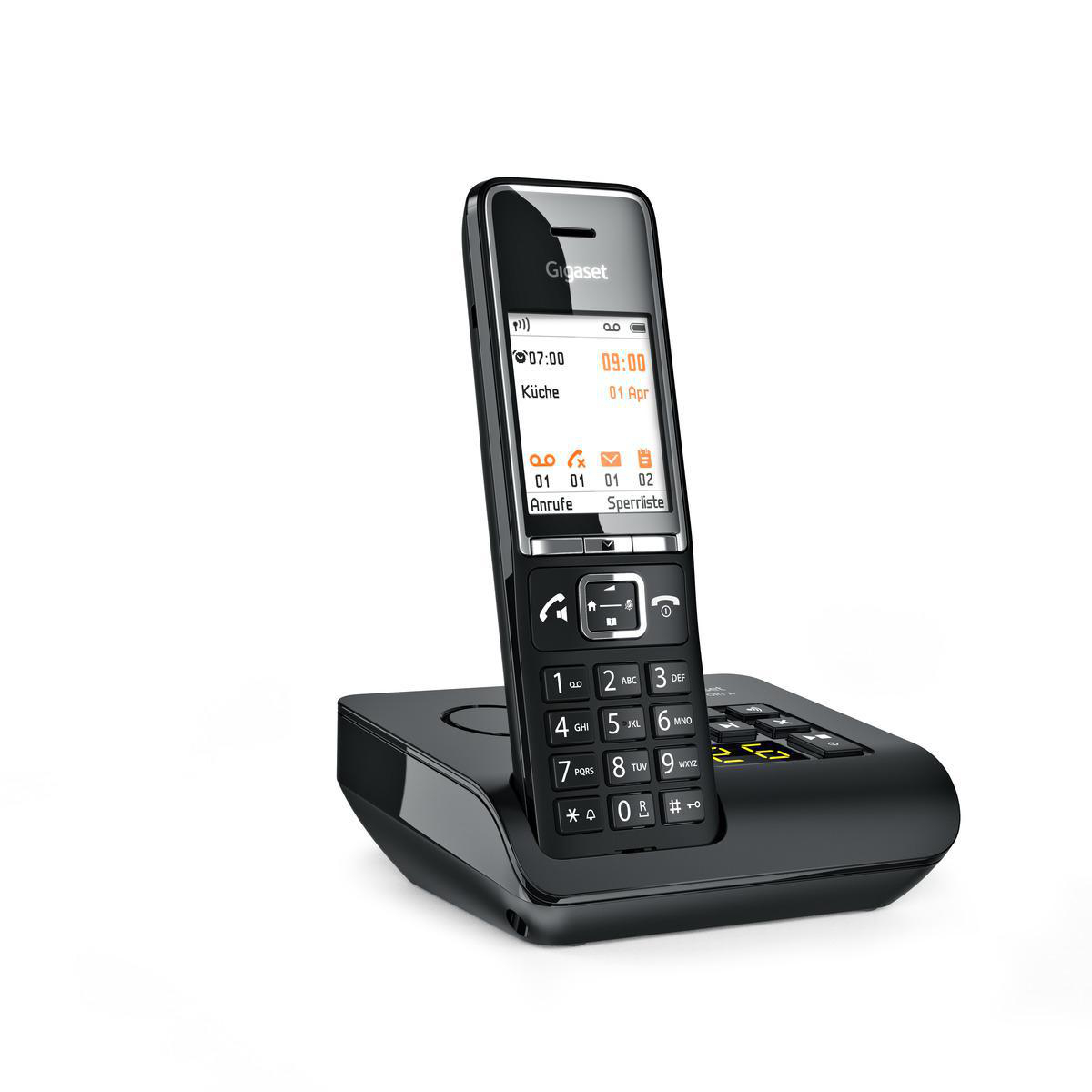 Schwarzes Festnetztelefon auf Ladestation, weißer Hintergrund, Bildschirm leuchtet.