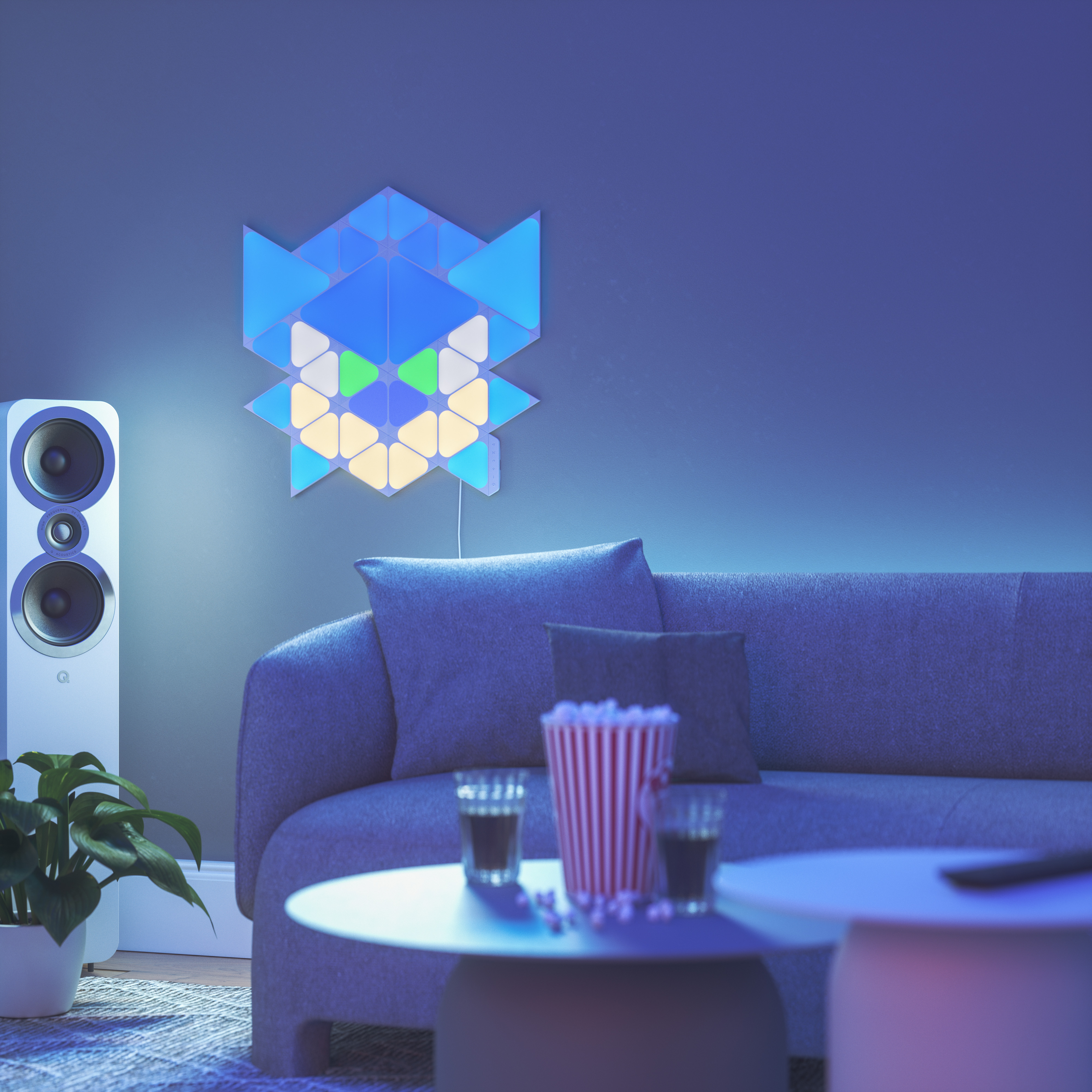 Eine moderne Wohnzimmerszene mit einer Wandleuchte mit geometrischem Design und einem grauen Sofa.