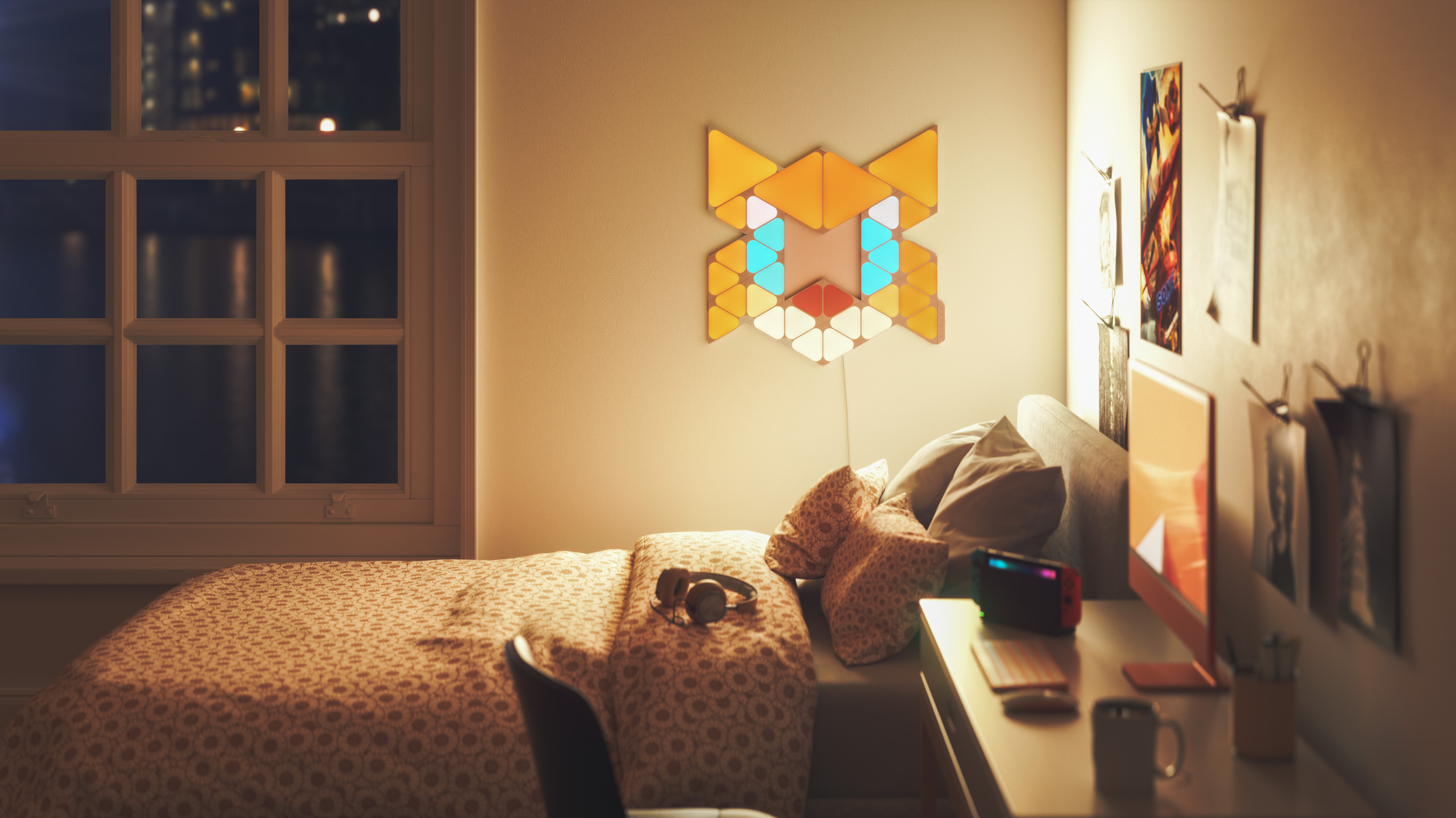 Zimmer mit Bett, katzenförmigem Licht und Fenster bei Nacht.