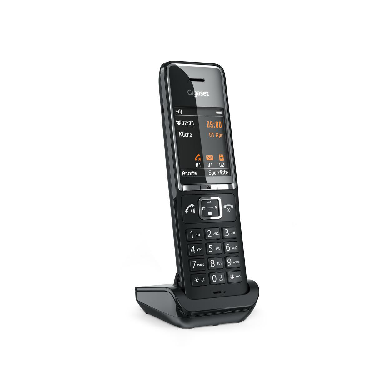 Ein schwarzes schnurloses Telefon auf seiner Ladestation. Der Bildschirm zeigt Zeit und Datum, mehrere Symbole sind sichtbar.