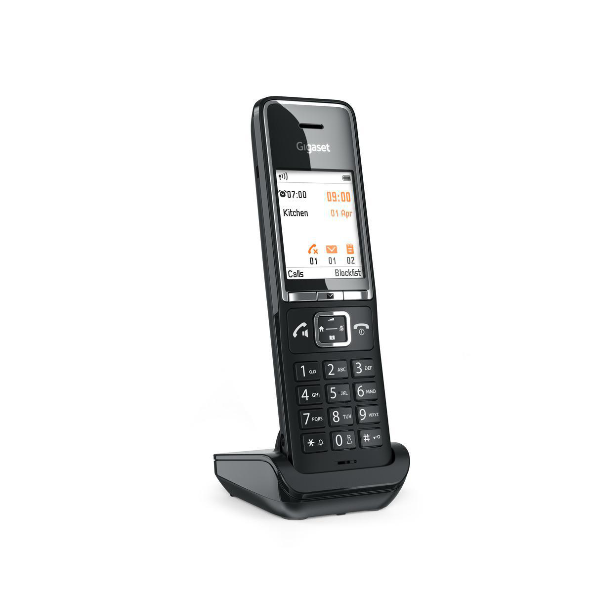 Schwarzes Gigaset-Telefon auf einem Ständer. Der Bildschirm zeigt Zeit und Datum an.