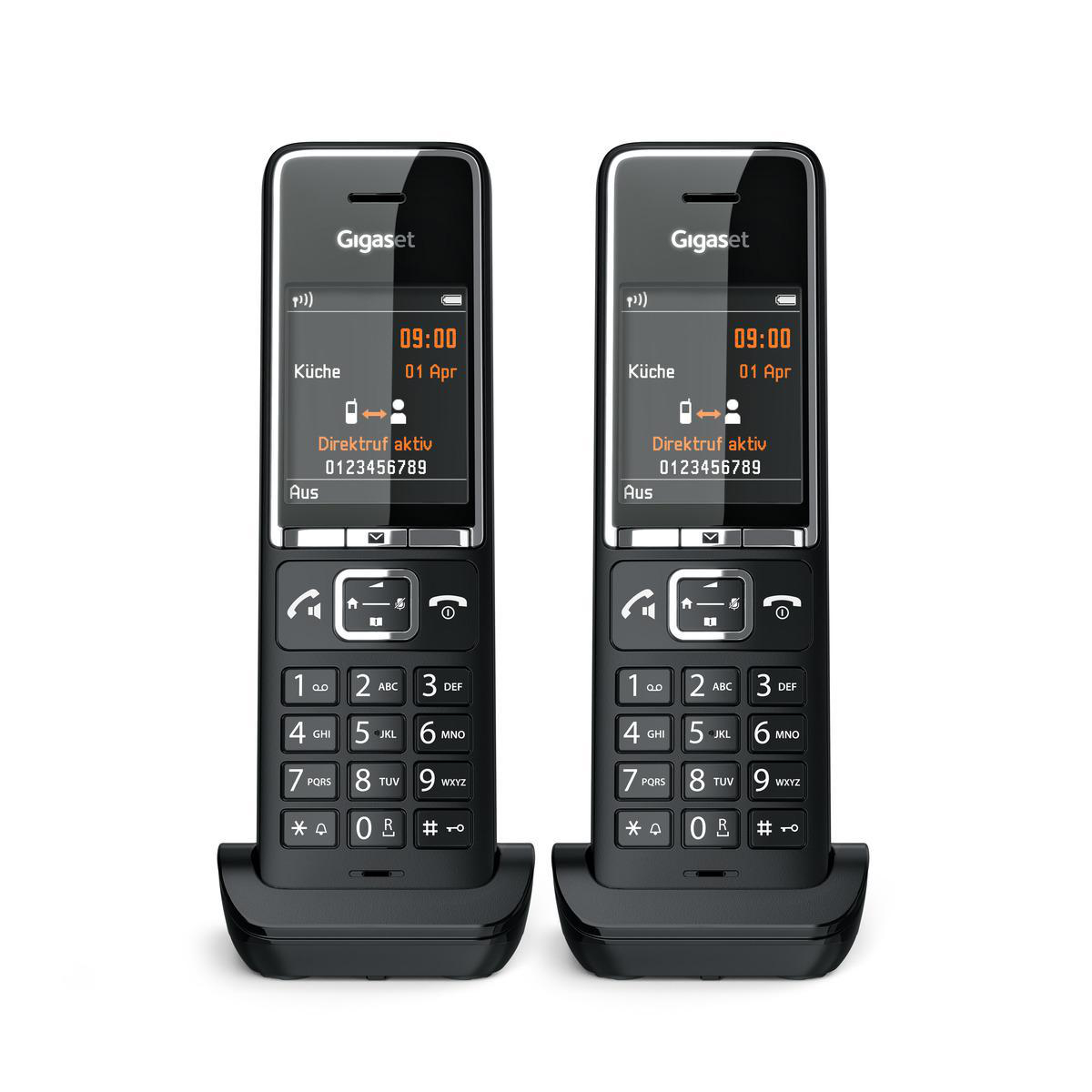 Zwei Gigaset Schnurlostelefone auf ihren Basen. Anzeigen zeigen Zeit und Telefoninformationen.