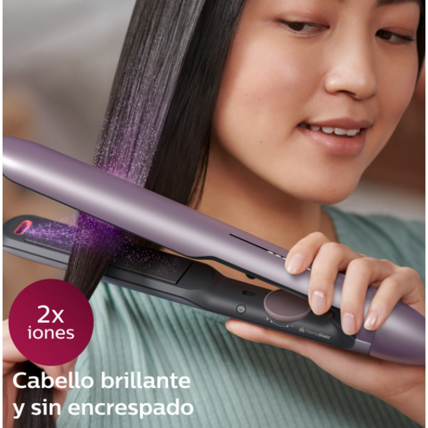 Mujer usando una plancha de pelo morada. Texto: 2x iones, cabello brillante y sin encrespamiento.