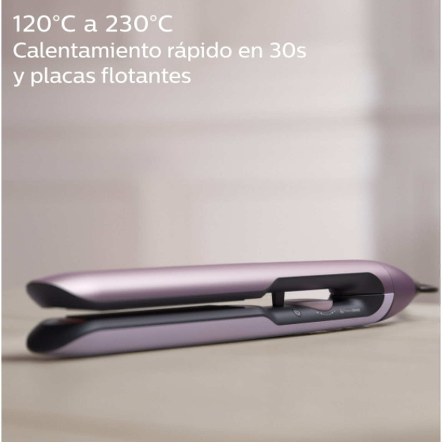 Plancha de pelo morada y negra, sobre una superficie clara.