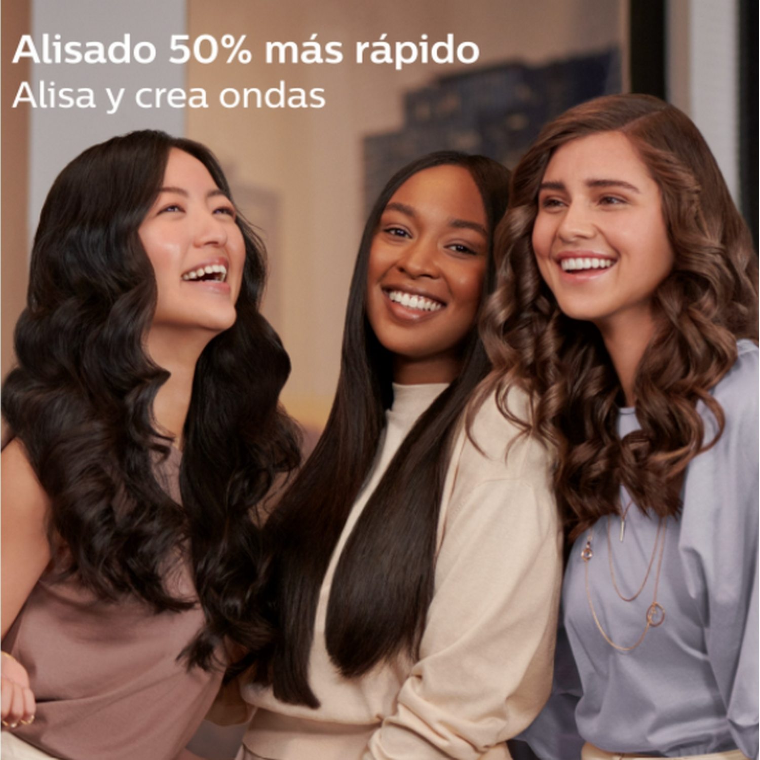 Tres mujeres sonriendo, una con pelo liso, las otras con rizos, promocionando un producto para el cabello.
