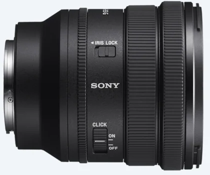 Schwarzes Sony-Kameraobjektiv mit Text und Bedienelementen an der Seite.