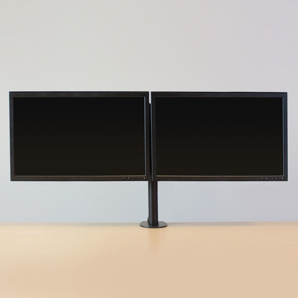 Deux écrans d'ordinateur noirs sur un bureau. L'arrière-plan est un mur blanc.
